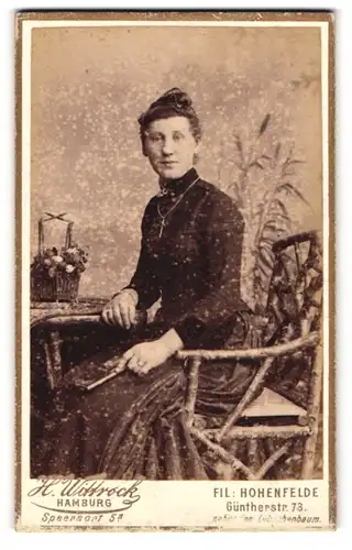 Fotografie H. Wittrock, Hamburg, Speersort 5, Portrait bildschönes Fräulein mit eleganter Halskette