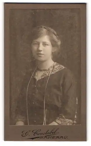 Fotografie G. Constabel, Hanerau, Portrait bildschönes Fräulein mit Flechtdutt