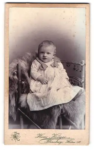 Fotografie Hans Kröger, Flensburg, Holm 12, Portrait süsses blondes Baby im gestreiften Kleidchen