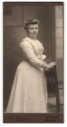 Fotografie Ad. Martens, Itzehoe, Mühlenstr. 5-7, Portrait einer elegant gekleideten Frau