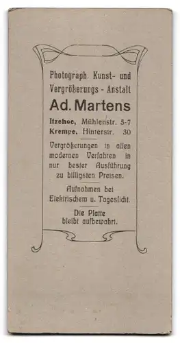 Fotografie A. Martens, Itzehoe, Mühlenstr. 5-7, Portrait elegant gekleideter Bube am Tisch stehend