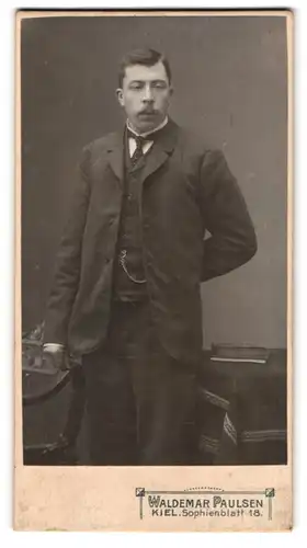 Fotografie Waldemar Paulsen, Kiel, Sophienblatt 18, Portrait charmanter Mann mit Schnurrbart im Anzug