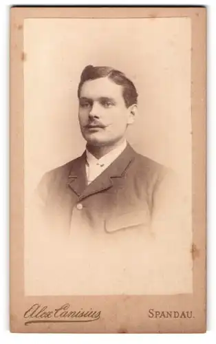 Fotografie Alex Canisius, Berlin-Spandau, Kammerstrasse, Portrait charmanter junger Mann mit Schnurrbart