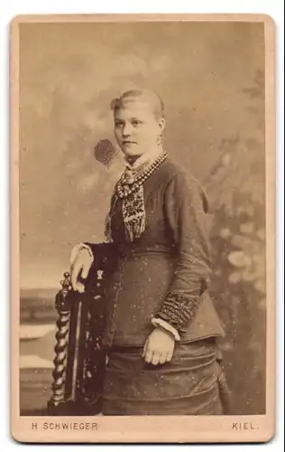 Fotografie H. Schwieger, Kiel, Holstenstr. 22, Portrait blonde junge Schönheit im prachtvollen Kleid