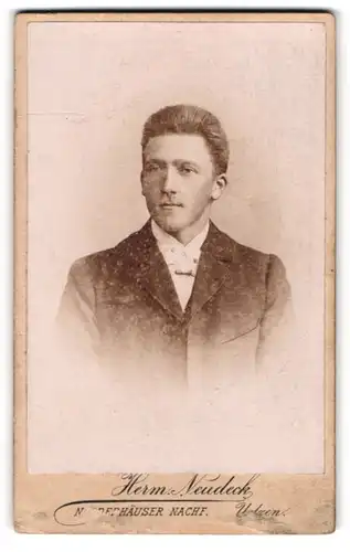 Fotografie Herm. Neudeck, Uelzen, Rosenstr. 11, Portrait junger charmanter Mann mit Fliege im Jackett
