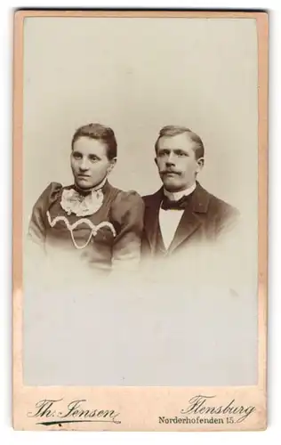 Fotografie Th. Jensen, Flensburg, Norderhofenden 15, Portrait eines elegant gekleideten Paares