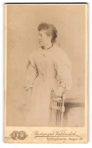 Fotografie Vahlendick, Kellinghusen, Bergstr. 10, Portrait hübsche junge Frau im weissen gerüschten Kleid