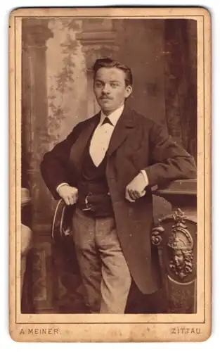 Fotografie A. Meiner, Zittau, Hospitalstr. 2, Portrait charmanter junger Mann mit Schnurrbart im Jackett