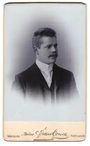 Fotografie Atelier Frankonia, Würzburg, Hofstrasse 8, Portrait stattlicher junger Mann mit Krawatte im Jackett