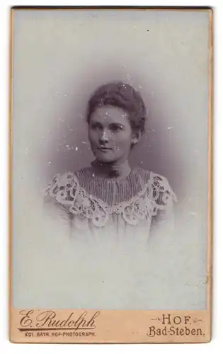 Fotografie E. Rudolph, Bad Steben, Portrait bildschöne junge Frau in elegant bestickter Bluse