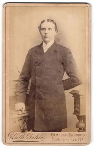 Fotografie Wilh. Dihle, Hamburg-Barmbeck, Hamburgerstr. 172, Portrait junger Mann im eleganten Anzug