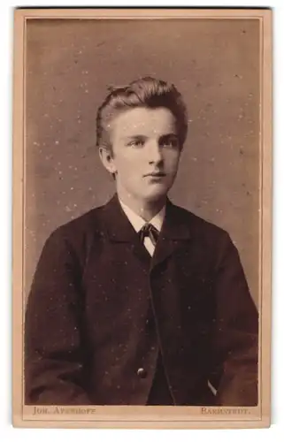 Fotografie Joh. Averhoff, Barmstedt, Portrait eines elegant gekleideten jungen Mannes