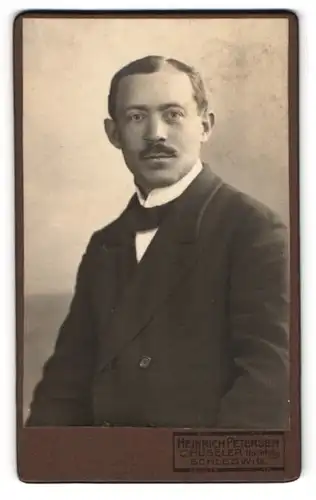 Fotografie Heinrich Petersen, Schleswig, Stadtweg 34, Portrait junger charmanter Mann mit Schnurrbart