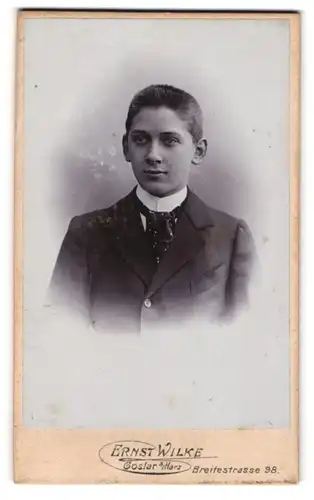 Fotografie Ernst Wilke, Goslar / Harz, Breitestr. 98, Portrait frecher Bube mit Krawatte im Jackett