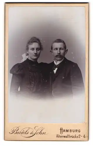 Fotografie Bartels & Sohn, Hamburg, Altenwallbrücke 2-4, Portrait eines elegant gekleideten Paares