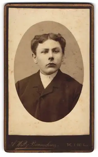 Fotografie A. Willy Bonnichsen, Kiel, Vorstadt 5, Portrait junger Mann mit Seitenscheitel im Jackett