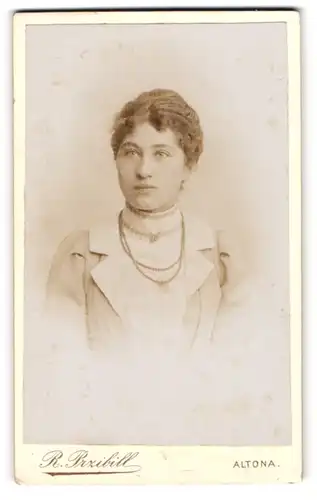 Fotografie R. Przibill, Hamburg-Altona, Reichenstr. 18, Portrait bildschöne junge Frau mit elegantem Halsschmuck