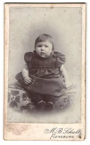 Fotografie M. B. Schultz, Flensburg, Noderhofenden 13, Portrait süsses kleines Mädchen im niedlichen Kleidchen