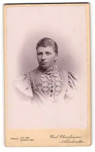 Fotografie Carl Christensen, Neumünster, Portrait bildschöne Dame im prachtvoll besticktem Kleid