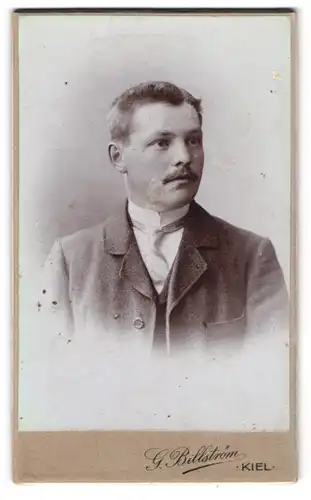 Fotografie G. Billström, Kiel, Holstenstr. 43, Portrait stattlicher junger Mann mit Schnurrbart