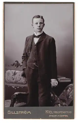 Fotografie Georg Billström, Kiel, Holstenstr. 43, Portrait junger Mann mit Fliege im Anzug