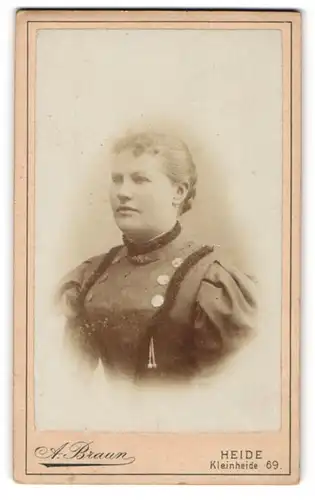 Fotografie A. Braun, Heide, Kleinheide 69, Portrait bildschöne junge Frau in prachtvoll bestickter Bluse