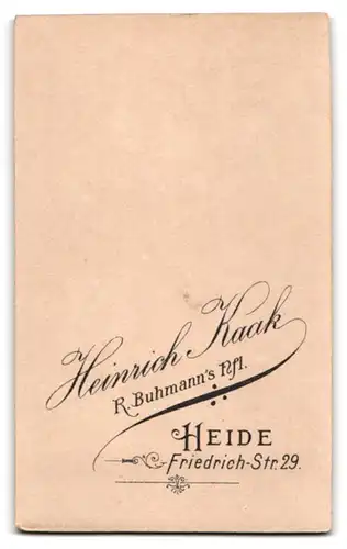 Fotografie Heinrich Kaak, Heide, Friedrichstr. 29, Portrait blonder charmanter Mann mit Fliege im Jackett