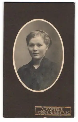 Fotografie A. Martens, Itzehoe, Mühlenstr. 5-7, Portrait bildschönes Fräulein mit zurückgebundenem Haar