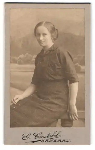 Fotografie G. Constabel, Hanerau, Portrait bildschönes Fräulein mit Dutt im hübschen Kleid