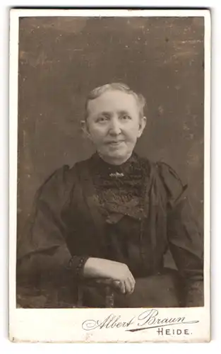 Fotografie Albert Braun, Heide, Kleinheide 4, Portrait einer elegant gekleideten Frau mit Brosche am Kleiderkragen