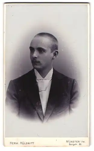 Fotografie Herm. Hülswitt, Münster i. W., Bergstr. 60, Portrait junger stattlicher Mann mit Krawatte im Jackett