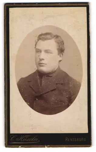 Fotografie C. Hüseler, Rendsburg, Prinzessinstr. 340 /41, Portrait stattlicher junger Mann im Jackett