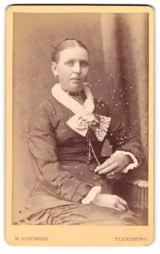 Fotografie H. Schumann, Flensburg, Holm 579, Portrait bildschöne junge Frau mit Schleife am Kleiderkragen