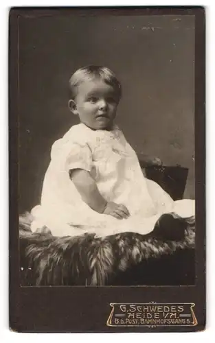Fotografie G. Schwedes, Heide i. H., Bahnhofsgang 5, Portrait blondes kleines Mädchen im weissen Kleidchen