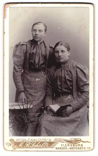 Fotografie M. B. Schultz, Flensburg, Norderhofenden 13, Portrait zwei bildschöne junge Frauen in eleganten Kleidern