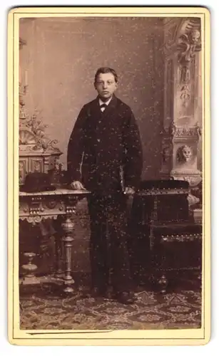 Fotografie E. W. Matthias, Seifhennersdorf, Portrait charmanter junger Mann im eleganten Anzug