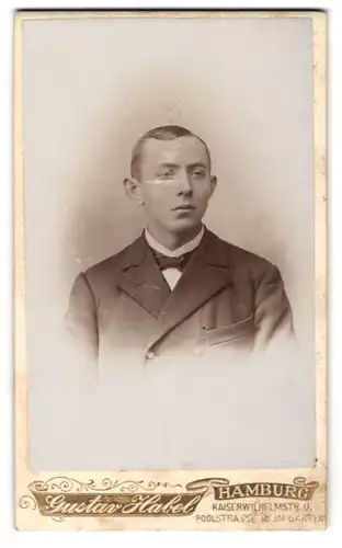 Fotografie Gustav Habel, Hamburg, Kaiser-Wilhelm-Str., Portrait junger charmanter Mann in Fliege und Jackett