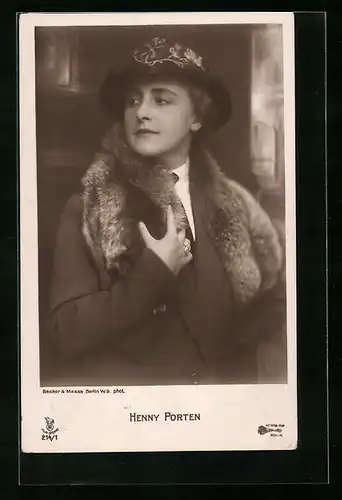 AK Schauspielerin Henny Porten mit Hut und Pelz am Mantel