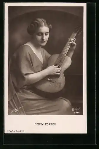 AK Schauspielerin Henny Porten spielt verträumt auf einer Gitarre