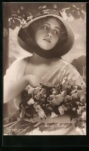 AK Schauspielerin Henny Porten verträumt mit Hut und Blumenstrauss