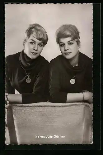 AK Schauspielerinnen Isa & Jutta Günther mit hübschen Amulett-Ketten