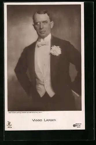 AK Schauspieler Viggo Larsen mit Monokel und Ansteckblume am Jackett