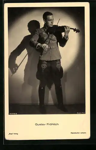 AK Schauspieler Gustav Fröhlich im Filmkostüm Geige spielend