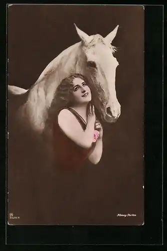 AK Schauspielerin Kenny Porten mit einem Schimmel