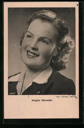 AK Schauspielerin Magda Schneider mit bildschönem Lächeln