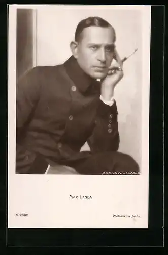 AK Schauspieler Max Landa mit Zigarette in einer Filmuniform