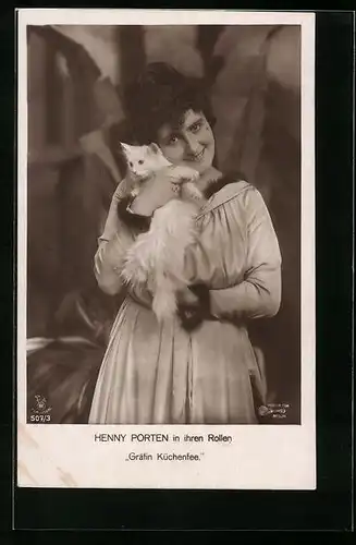 AK Schauspielerin Henny Porten kuschelt mit einer Katze