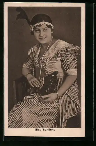 AK Schauspielerin Elsa Schlicht mit Kopfschmuck und Fächer