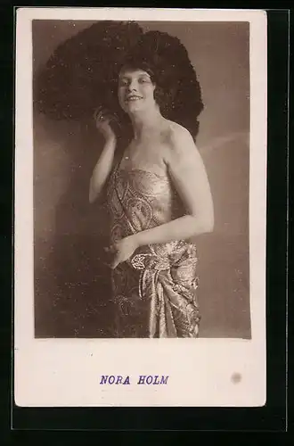 AK Schauspielerin Nora Holm mit grossem Fächer in der Hand