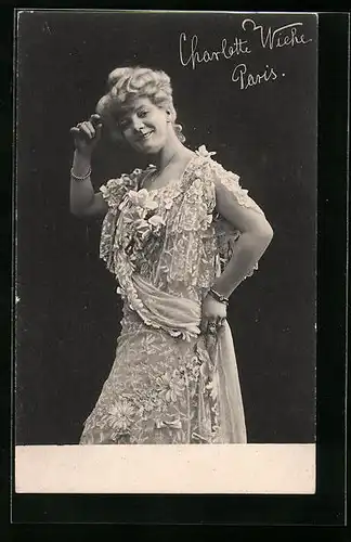 AK Schauspielerin Charlotte Wiehe im bildschön besticktem Kleid
